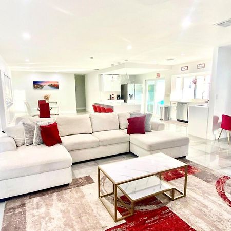 Luxurious & Modern Open Floor Plan Heated Pool Villa Холивуд Екстериор снимка